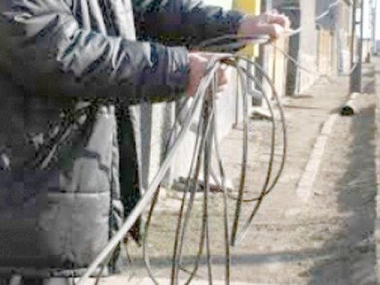 Prinşi la dezgropat cablu telefonic